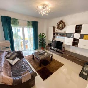 a living room with a leather couch and a coffee table at Casa de Oksana in Lagos