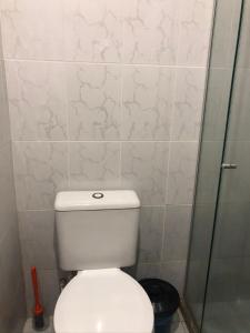 Koupelna v ubytování Guarajuba - BA - Confortável casa com 3 quartos, 2 suites + 11 fotografií
