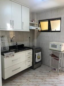 Kuchyň nebo kuchyňský kout v ubytování Guarajuba - BA - Confortável casa com 3 quartos, 2 suites