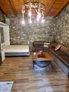 sala de estar con sofá y cama en House with big garden and barbeque in nature, en Potamiá