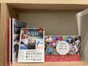Kaigandōriにあるゲストハウス WAKURIAN-Iwatachoの本棚