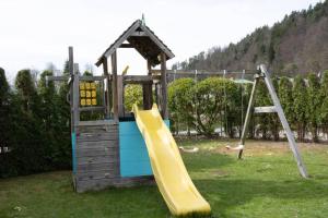 Kawasan permainan kanak-kanak di Schönes Ferienhaus mit Garten