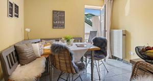 comedor con mesa y algunas sillas en Hotel St Leonhard en Bad Griesbach