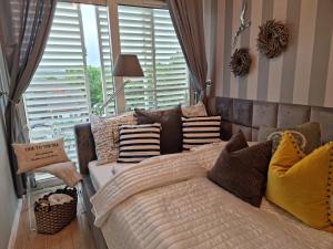 Posteľ alebo postele v izbe v ubytovaní Apartament Prestige & Sea Playa Baltis 63 + 37 fotografií