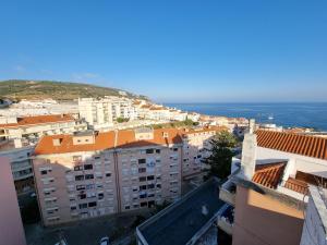 vistas a una ciudad con edificios y al océano en Casa Mar e Sol, NEW apartment near the beach with balcony, en Sesimbra