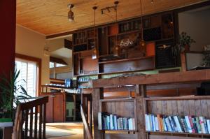 una biblioteca con muchos libros en la pared en La Petite Auberge de Jouvence, en Magog-Orford