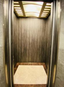 a elevator with a metal wall and a ceiling at Yin Shan Hotel in Zhongzheng
