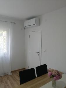 Habitación con mesa, 2 sillas y puerta en Family hоuse en Banja Koviljača