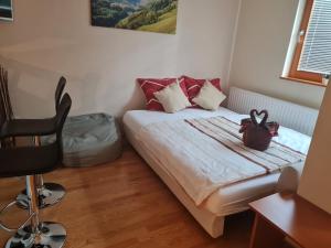 克拉尼斯卡戈拉的住宿－Apartma Svit，一间小卧室,配有一张床和一把椅子