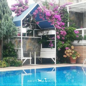 Bazén v ubytování Ascot Hotel Büyükada nebo v jeho okolí