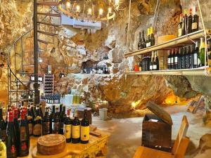 une salle remplie de nombreuses bouteilles de vin dans l'établissement Las Galeras Village Ecolodge, à Las Galeras