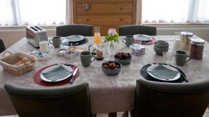 einen Esstisch mit einem weißen Tischtuch und Stühlen in der Unterkunft Wellintown Guest House in Waterloo