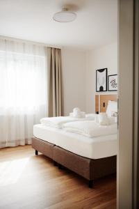 Postel nebo postele na pokoji v ubytování HOMEBOUND APARTMENTS Salzburg City I - contactless check-in