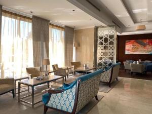 Area soggiorno di Three Points Al Salama