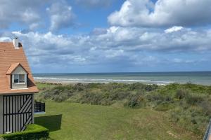 a view of the ocean from a house at Super duplex bord de mer, histoire nature sport. in Merville-Franceville-Plage