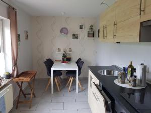 Kuchyň nebo kuchyňský kout v ubytování Ferienwohnung beim Bracksee