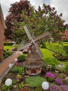 a model of a windmill in a garden at Ferienwohnung beim Bracksee in Wischhafen