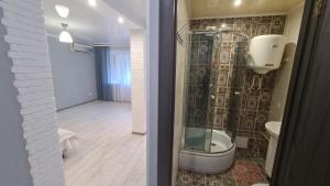 a bathroom with a shower and a toilet in it at Apartaments on vulytsia Heroiv Ato 32 (97th Kvartal) in Kryvyi Rih