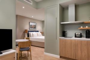 The Lincoln Suites客房内的一张或多张床位