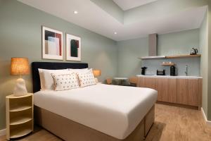 The Lincoln Suites客房内的一张或多张床位