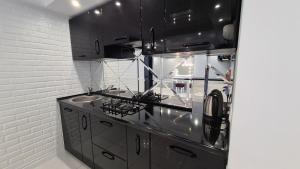 Кухня или мини-кухня в Apartaments on prospekt Mira 35 (the 95th kvartal, Ploshcha Horkoho)
