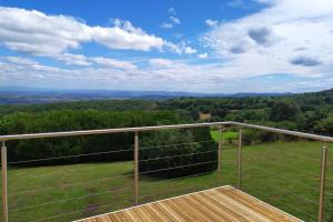 balcone con vista su un campo e sugli alberi di villa Bouillat d'Anty a Châtel-Guyon