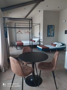 a room with a table and two chairs and a bed at agriturismo Casa Pezzo in Castelnuovo del Garda