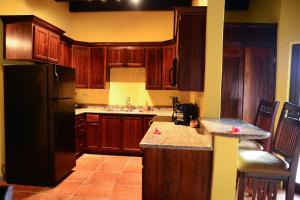 Cucina o angolo cottura di West Bay Lodge and Spa
