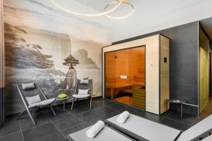 ブダペストにあるEmerald Downtown Luxury Suites with Hotel servicesの壁画のダイニングルーム