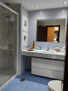 A bathroom at Luminoso y Elegante, piscinas y pistas de pádel