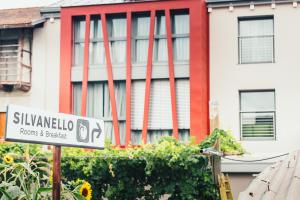 um sinal de rua em frente a um edifício em SILVANELLO Apartment em Trento