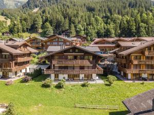 una vista aérea de un pueblo de montaña con edificios de madera en Apartment Delta - GRIWA RENT AG en Grindelwald