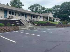 un estacionamiento frente a un edificio en Northeaster Motel, en Kittery