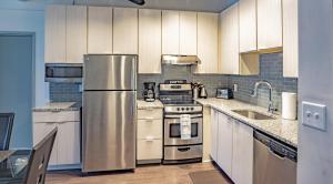 Nhà bếp/bếp nhỏ tại 2 Bedroom Fully Furnished Apartment near Emory University Hospital Midtown