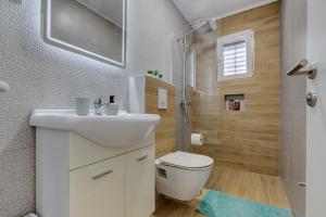 Ένα μπάνιο στο Apartments Rose +37 φωτογραφίες