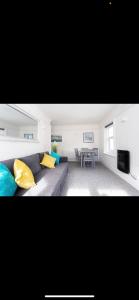 Μια τηλεόραση ή/και κέντρο ψυχαγωγίας στο Driftwood Luxury Apartment