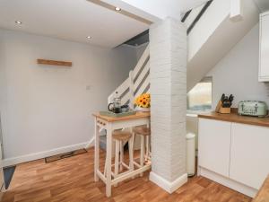 A kitchen or kitchenette at 21 Chew Valley Road
