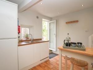 A kitchen or kitchenette at 21 Chew Valley Road