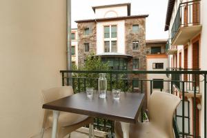 een tafel en stoelen op het balkon van een gebouw bij Residhotel Toulouse Centre in Toulouse