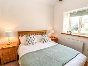 Ένα ή περισσότερα κρεβάτια σε δωμάτιο στο Wayside Cottage