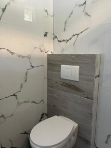 ケパロにあるSevilia Roomsの大理石の壁のバスルーム(白いトイレ付) +133枚の写真