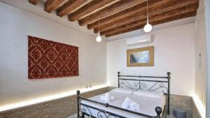 A bed or beds in a room at Corte dei Greci