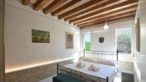 A bed or beds in a room at Corte dei Greci
