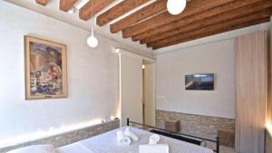 A bed or beds in a room at Corte dei Greci