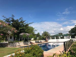 Casa de Moalboal内部或周边的泳池