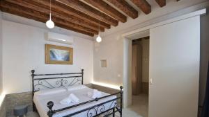 A bed or beds in a room at Corte dei Greci
