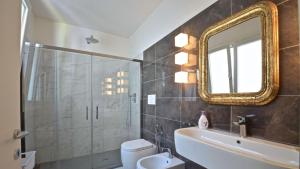A bathroom at Corte dei Greci