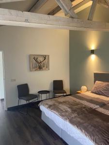 Un pat sau paturi într-o cameră la De Dennen