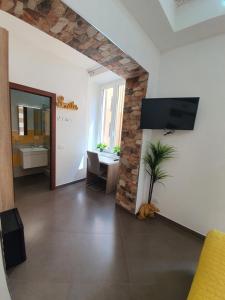 un soggiorno con TV a parete e impianto di ARI Guest house a La Spezia Altre 37 foto