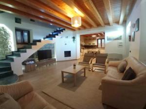 uma sala de estar com dois sofás e uma escada em Casa del Sole em Polizzi Generosa